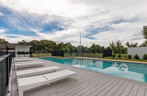 Phillip Apartment | Cosy 1-Bed with Pool, Gym ,Parking