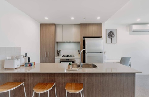 Phillip Apartment | Cosy 1-Bed with Pool, Gym and Secure Parking