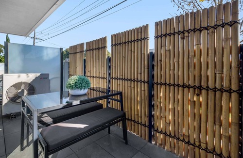 Flemington Apartment | Cosy 1-Bed with Private Balcony By Showgrounds