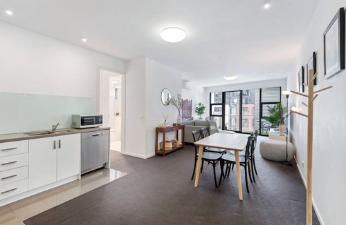 North Melbourne Apartment | Cosy 2-Bed Moments from Shops and Melbourne Uni