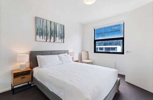 North Melbourne Apartment | Cosy 2-Bed Moments from Shops and Melbourne Uni
