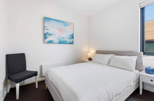 North Melbourne Apartment | Cosy 2-Bed Moments from Shops and Melbourne Uni