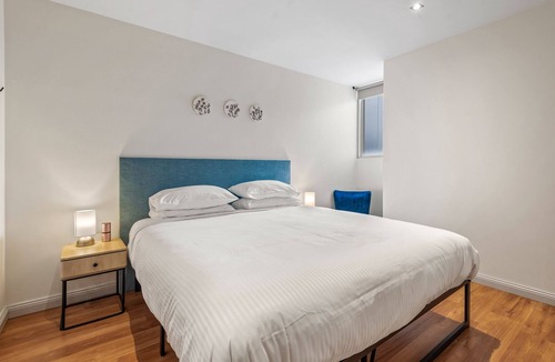 Essendon North Apartment | Cosy 2-Bed Unit with Study Nook & Alfresco Dining