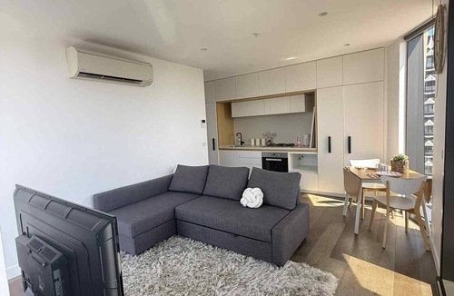 Docklands Apartment | Cosy 2 bedroom apartment with pool, gym and sauna