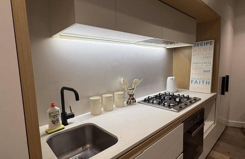 Docklands Apartment | Cosy 2 bedroom apartment with pool, gym and sauna