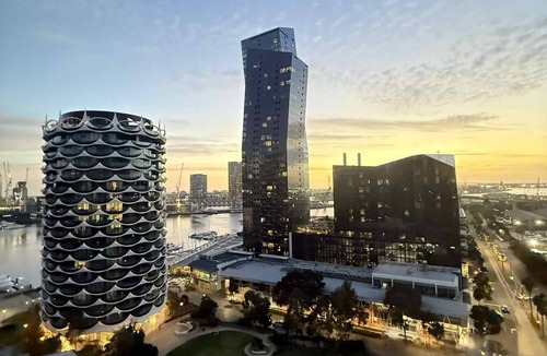 Docklands Apartment | Cosy 2 bedroom apartment with pool, gym and sauna