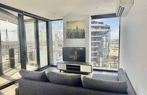 Docklands Apartment | Cosy 2 bedroom apartment with pool, gym and sauna