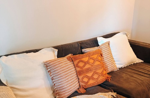 Hillvue House | Cosy 4 Bedroom Townhouse with Country Charm