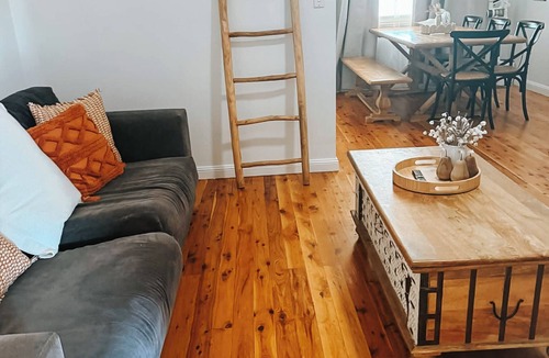 Hillvue House | Cosy 4 Bedroom Townhouse with Country Charm