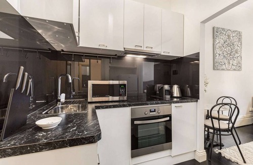 Chinatown Apartment | Cosy and Central City Studio Near Attractions