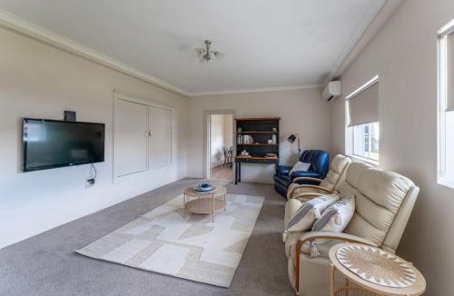 Devonport Apartment | Cosy and Comfortable Unit with Parking & Wifi