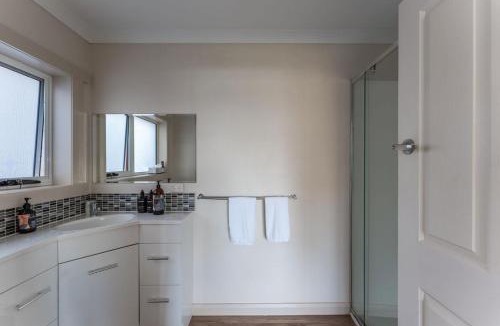 Devonport Apartment | Cosy and Comfortable Unit with Parking & Wifi