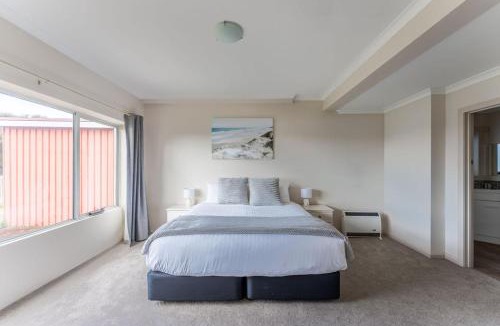 Devonport Apartment | Cosy and Comfortable Unit with Parking & Wifi