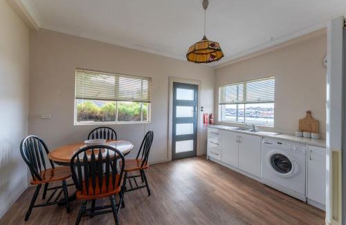 Devonport Apartment | Cosy and Comfortable Unit with Parking & Wifi