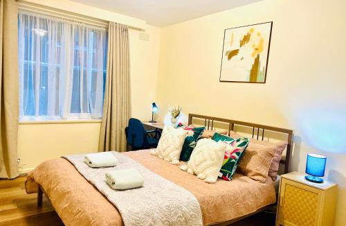 Hawthorn East Apartment | Cosy and Conveniently located 2BR Apt in Hawthorn