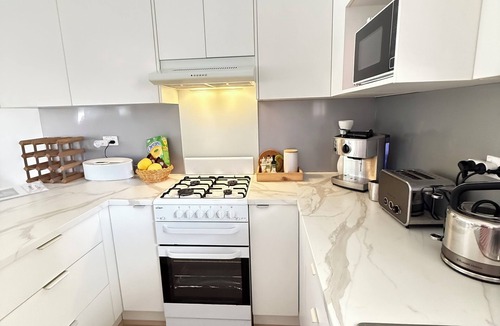 Dee Why Apartment | Cosy Beach Escape in a Heart of Dee Why 5 min walk to Beach and B1 to CBD