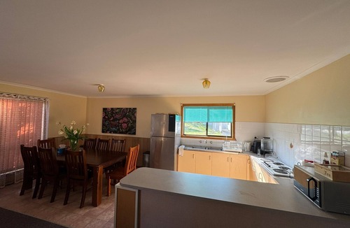 Tarwin Lower House | Cosy Beach House, 10 mins walk to beach, pet friendly
