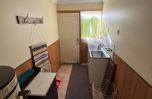 Tarwin Lower House | Cosy Beach House, 10 mins walk to beach, pet friendly