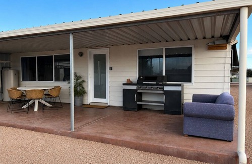 Moonta Bay House | Cosy beach house getaway in Moonta Bay with only a 10 minute walk to the beach!