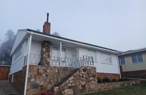 Cooma House | Cosy Cooma Holiday Home in the Snowy Mountains