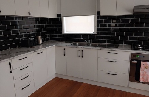 Corio House | Cosy Corio Gateway - 2 Mins to Spirit of Tasmania