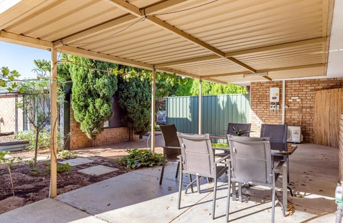 Hamilton Hill House | Cosy Corner Retreat Swan BnB Management