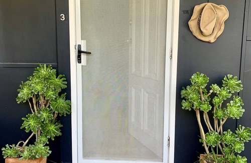 North Wagga Wagga House | Cosy Cottage is close to town, safe area.