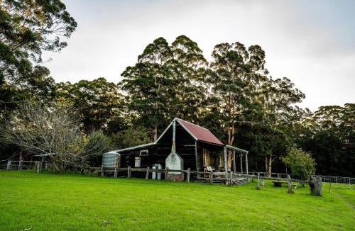 Channybearup House | Cosy Farmstay: Green Cabin at Whispering Woods