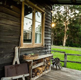 Channybearup House | Cosy Farmstay: Green Cabin at Whispering Woods