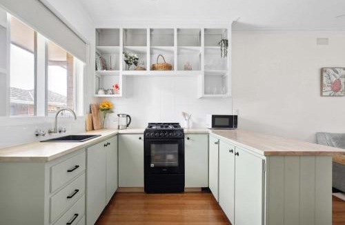 Geelong West House | Cosy Geelong West Townhouse with secure garage
