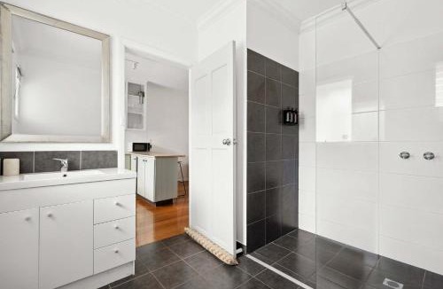 Geelong West House | Cosy Geelong West Townhouse with secure garage