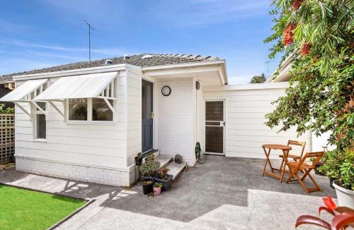 Geelong West House | Cosy Geelong West Townhouse with secure garage
