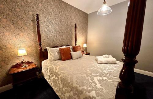 West Launceston House | Cosy Launceston Spa Cottage w Fire Pit and BBQ