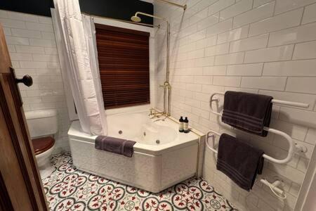 West Launceston House | Cosy Launceston Spa Cottage w Fire Pit and BBQ