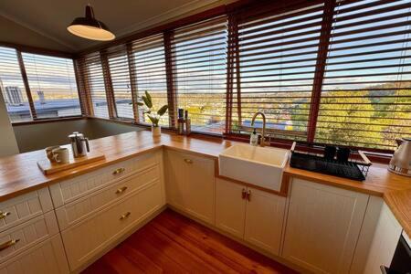 West Launceston House | Cosy Launceston Spa Cottage w Fire Pit and BBQ