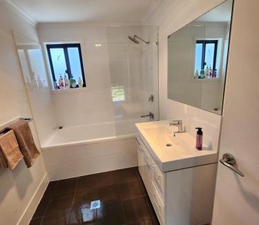Garran House | Cosy Modern 3 Bedroom 2 Bathroom Home Near The Canberra Hospital