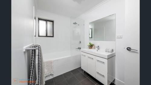 Garran House | Cosy Modern 3 Bedroom 2 Bathroom Home Near The Canberra Hospital