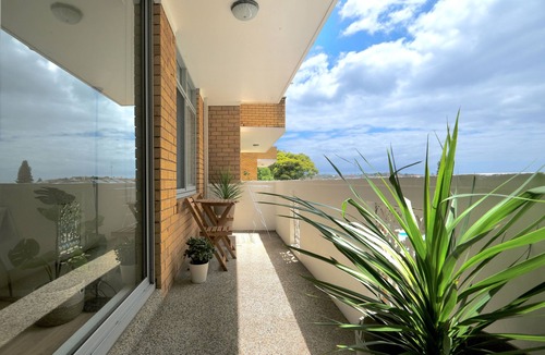 Coogee Apartment | Cosy Poolside Coogee Beach Sanctuary