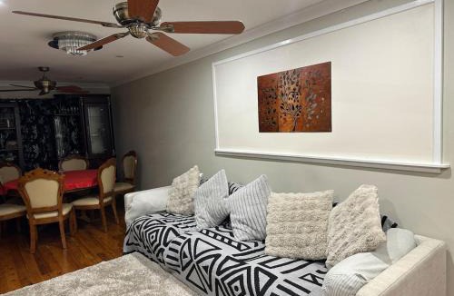 Kingswood House | Cosy & Pvt 1 Bedroom with Backyard Garden
