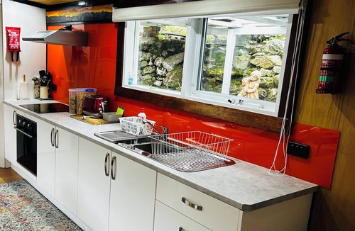 Queenstown Cottage | Cosy retro renovated cottage with mountain setting out back
