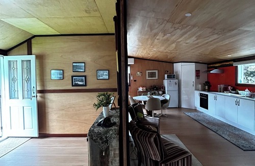 Queenstown Cottage | Cosy retro renovated cottage with mountain setting out back