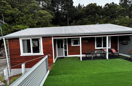 Queenstown Cottage | Cosy retro renovated cottage with mountain setting out back