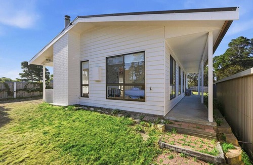 South Arm House | Cosy Shack - Steps from Beach