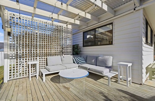 South Arm House | Cosy Shack - Steps from Beach