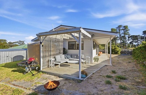 South Arm House | Cosy Shack - Steps from Beach