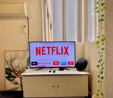 Surry Hills Apartment | Cosy Sydney Studio - FREE Parking, Easy Walk to CBD