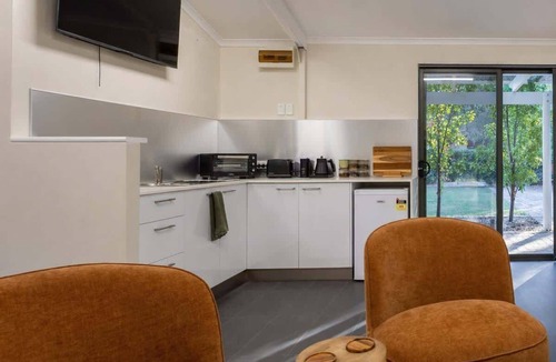 Preston Beach House | Cosy Winter Retreat Fire, Tea & Sauna
