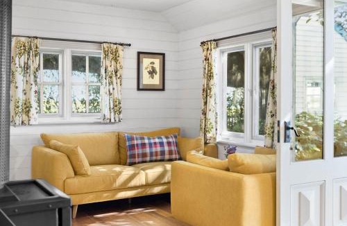 Portarlington House | Coton Cottage on the waterfront - Ocean views