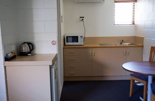 Ayr Hotel | Country Ayr Motel