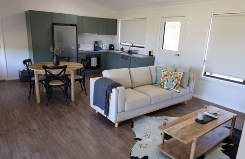 Terramungamine Cottage | Country Charm with City Comforts